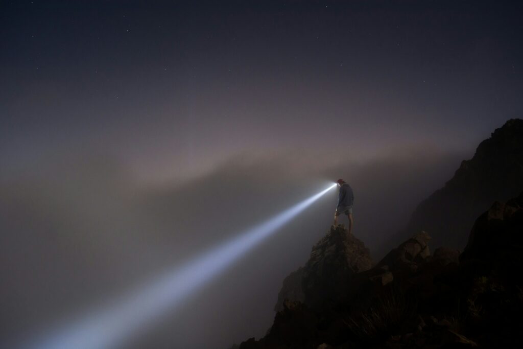 Person mit Taschenlampe